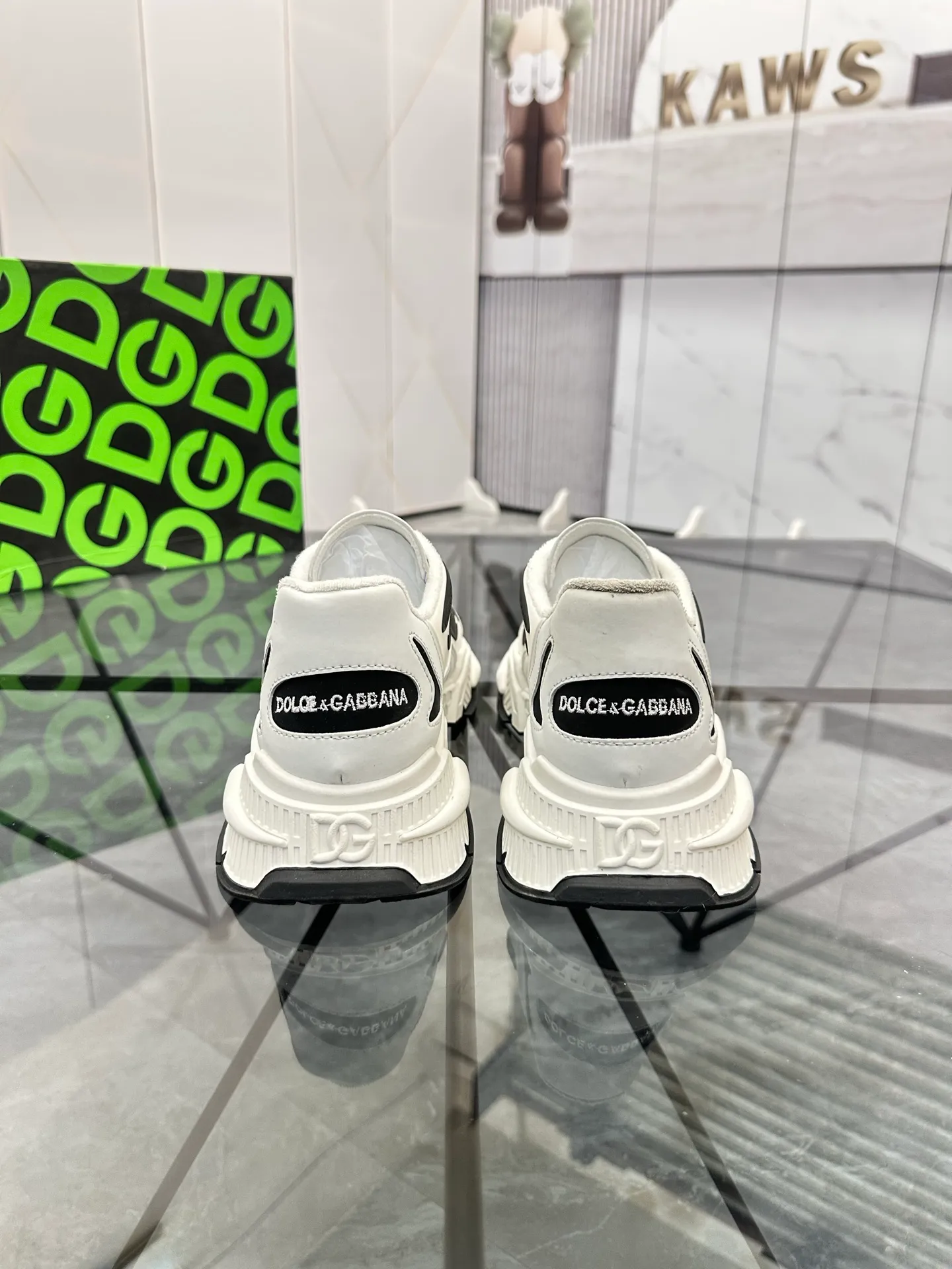 Men's shoes: 💰P560¥ Product trademark: DG "Dolce & Gabbana" low-top casual shoes Regular size: 35-44 (can be customized to 45.46) Couple style Product materials: Upper imported cowhide stitching original material, breathable lining, original outsole. Number: 803